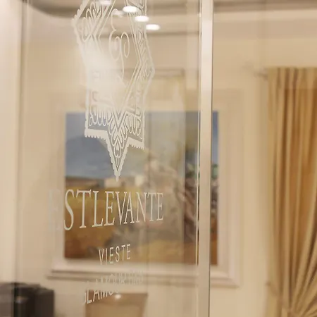 לינה וארוחת בוקר Estlevante