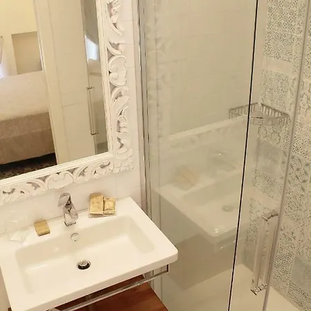 לינה וארוחת בוקר Estlevante 4*