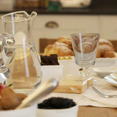 לינה וארוחת בוקר Estlevante 4*